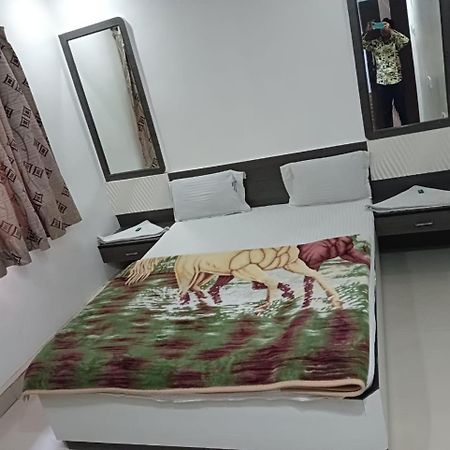 Hotel Shri Sai Darshan เชอร์ดี ภายนอก รูปภาพ