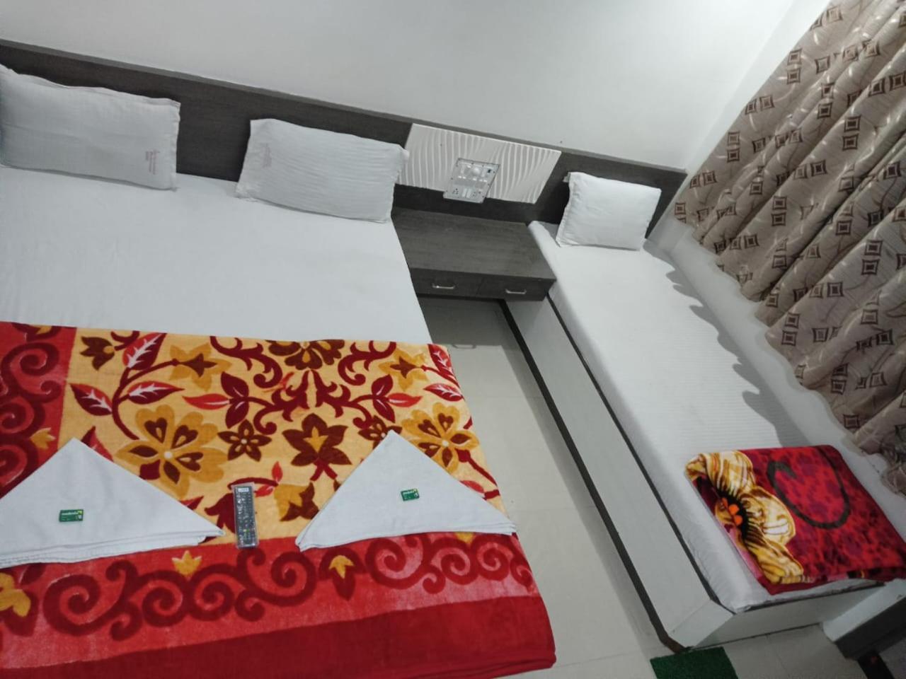 Hotel Shri Sai Darshan เชอร์ดี ภายนอก รูปภาพ