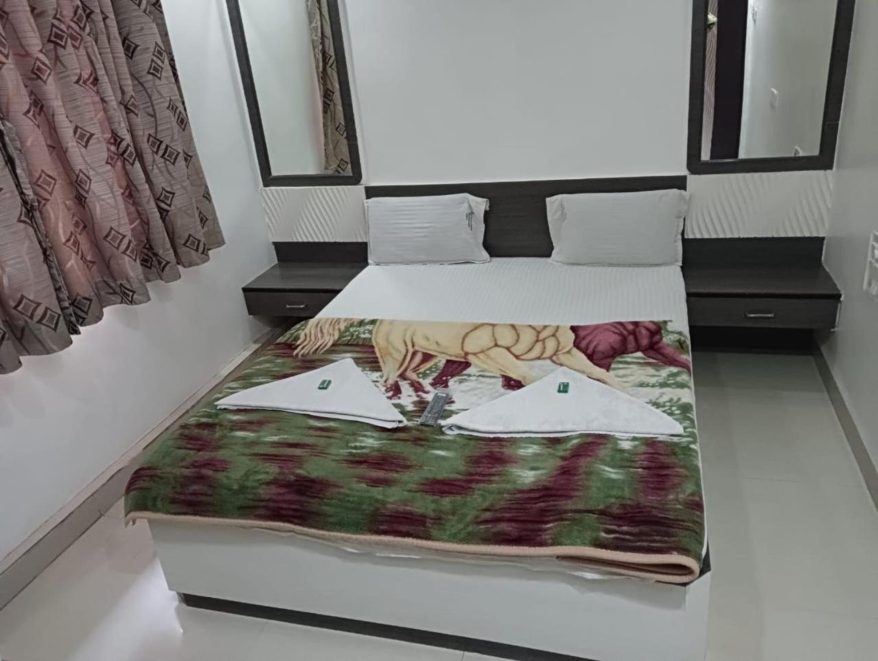 Hotel Shri Sai Darshan เชอร์ดี ภายนอก รูปภาพ