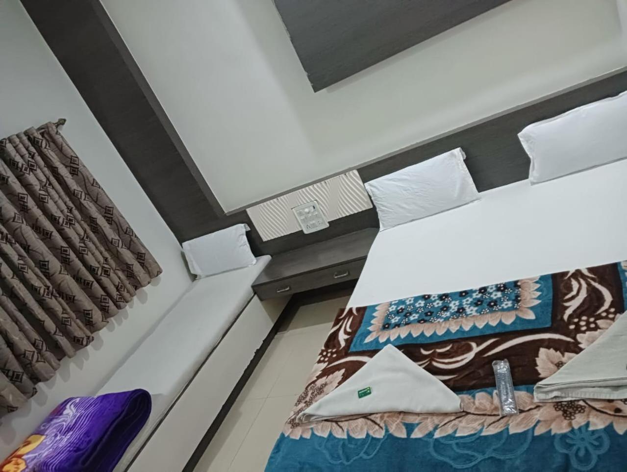 Hotel Shri Sai Darshan เชอร์ดี ภายนอก รูปภาพ